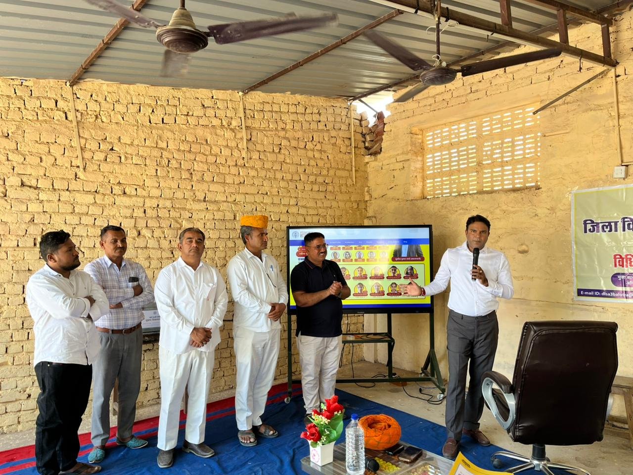 विद्यालय परिवार की ओर से माननीय श्री सिद्धार्थ दीप (RJS) द्वारा भामाशाह श्री लालेश कुमार शंकरलाल सोनी (बालोतरा) को साफ़ा पहनाकर सम्मान